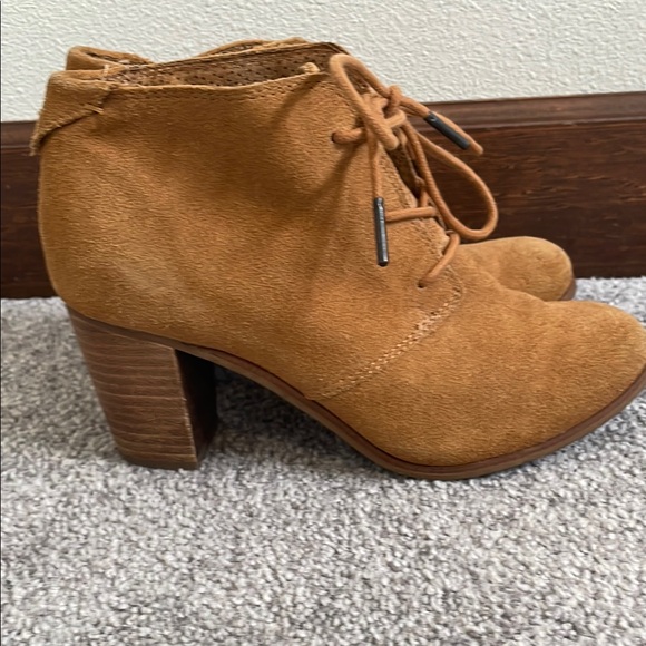 Toms Tan Lace Up Boots with Rounded Toe and Chunky Heel - Picture 3 of 9